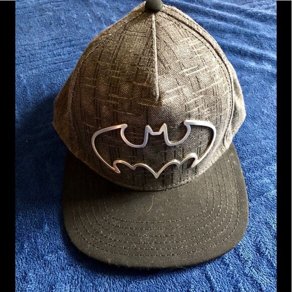 Nice hat with metal Batman sign - Picture 1 of 3